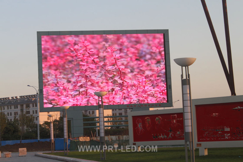 Full Color Outdoor P8 LED Display Sign with 6000nits Brightness